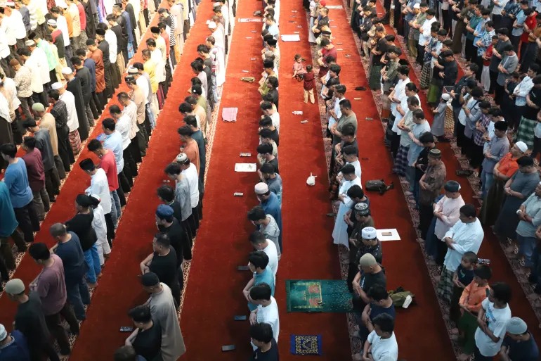 أول صلاة تراويح لعام 1446 هـ في مدينة بادانغ الإندونيسية (الأناضول)