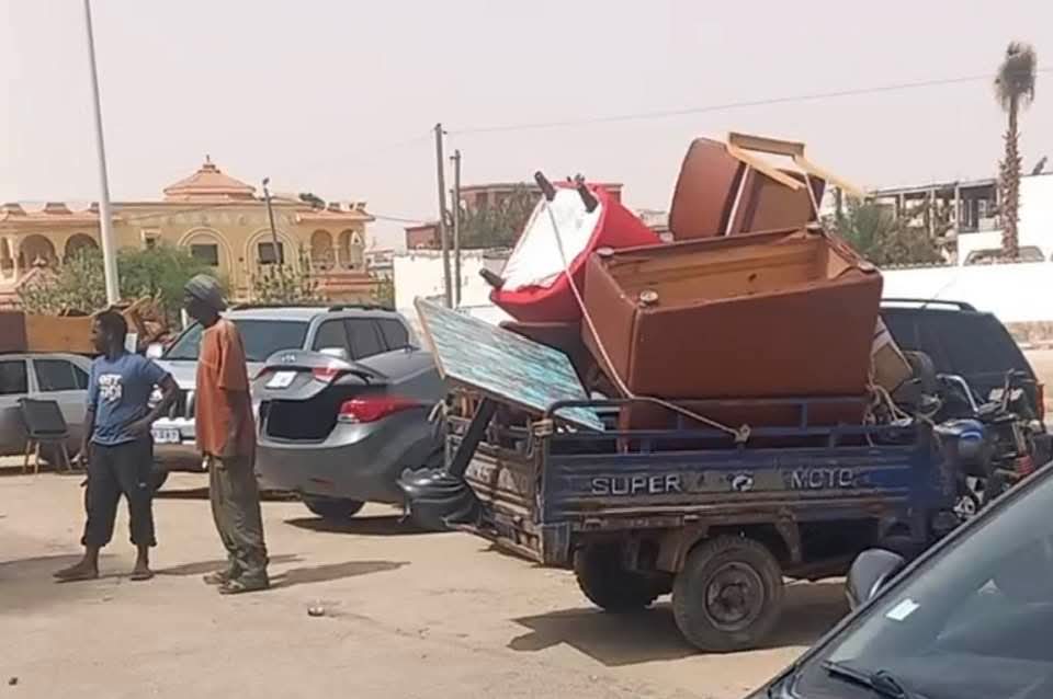 سيارات تحمل بعض معدات المطعم بعد إعلان إغلاقه